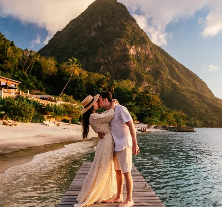 couple-photo-saint-lucia-sugar-beach-e1716982547170.webp